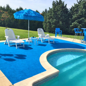 Moquette gazon artificiel Blue Lagoon 7mm pour ambiance plage autour de la piscine