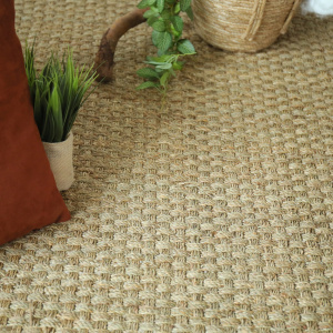 Jonc de mer Chennai natté 4x4 ambiance naturelle avec mobilier et végétal
