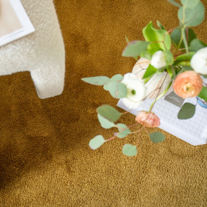 Tapis sur mesure Pulse ocre antique, texture velours douce et lumineuse