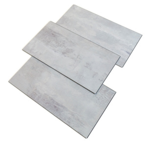 Dalle vinyle - Gerflor Senso Clic 3 - Gotha clear présentant plusieurs dalles clipsables à l'effet béton patiné