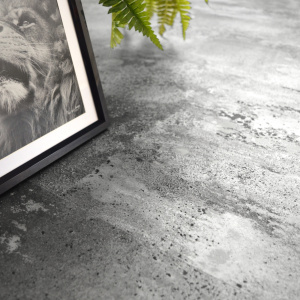 Mise en scène déco sur dalle clipsable Performance - Béton gris argenté, texture réaliste