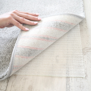 Pose d’un antidérapant pour tapis, sous-couche facile à ajuster et à découper