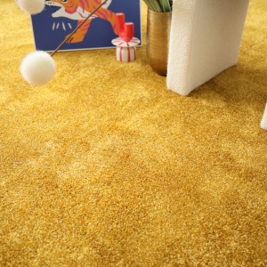 Moquette Feelings Balsan Jaune Carat 350 texture lumineuse avec décoration contemporaine