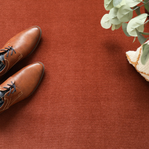 Tapis sur mesure rouge tomette Sylon dans un intérieur au style contemporain