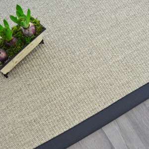 Tapis Sisal Quintana blanchi ganse coton anthracite - vue du dessus
