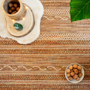 Tapis sur mesure Aztlan en fibres naturelles tissées à plat – ambiance zen avec feuille verte