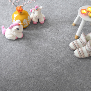 Moquette chambre ou salon Select Gris avec peluches dans une chambre d’enfant douce