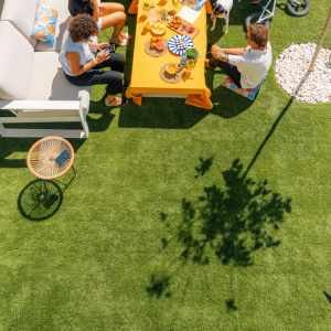 Gazon synthétique Excellence 62 - 62 mm offrant une pelouse dense et confortable pour les moments de convivialité
