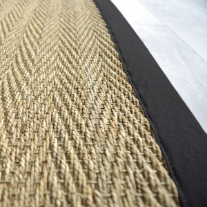 Tapis jonc de mer chevron style indien ganse noire finition premium