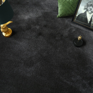 Tapis sur mesure doux Hypnose noir velours - vue de loin