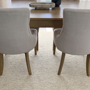 Tapis de salon ou chambre - Bouclette - Crème fouettée installé sous une table avec fauteuils tapissés gris clair