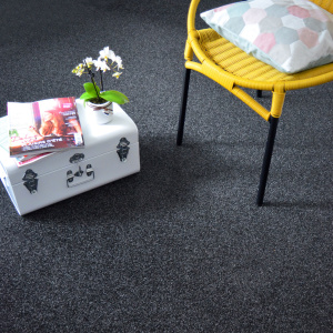 Gazon artificiel noir Event classé feu Bfl-S1, revêtement design et sécurisé pour stand