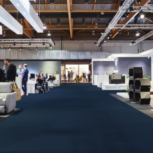 Moquette événementielle filmée Stand Event Bleu nuit pour habiller un couloir lors d’un événement ou d’une foire