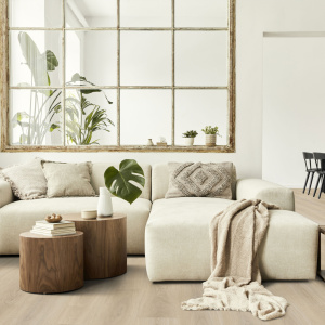 Lame vinyle clipsable - Gerflor R55 Lock+ Acoustic - Selma light dans un salon lumineux avec canapé blanc et grandes fenêtres
