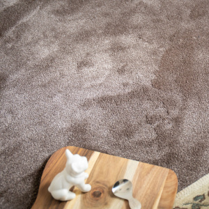 Tapis sur mesure Pulse taupe fumé, surface dense et confortable confectionnée en France