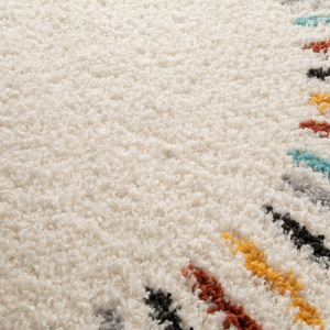 Tapis rond chambre d'enfant berbère Adel Beige et traits multicolore, détail des motifs ethniques colorés