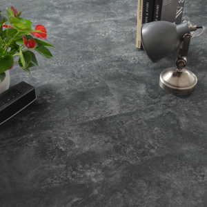 Sol vinyle rigide Performance clic 5G - Ardoise naturelle avec éléments déco et lampe