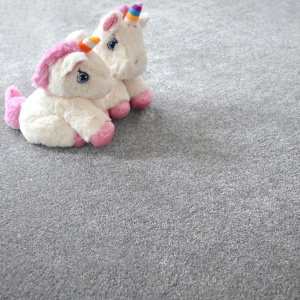 Moquette chambre ou salon Select Gris avec peluche posée sur surface velours épaisse