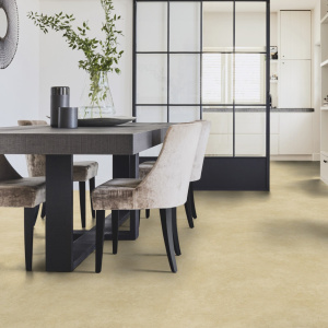 Sol PVC Best effet béton beige dans salle à manger avec table et chaises