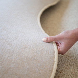 Tapis contemporain Latoon - Grège, forme organique en laine 100 % vierge en finition surjet