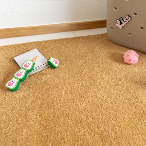 Tapis sur mesure ultra doux Kawaii - Ocre jaune confectionné en France dans une matière issue du fil recyclé Econyl®