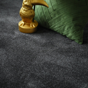Moquette douce Hypnose Noir velours avec accessoire déco et texture enveloppante