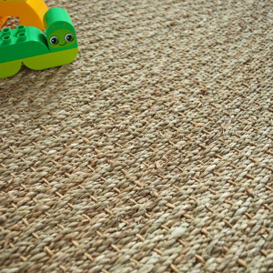 Tissage panama du Tapis Jonc de mer - Varana panama - Ganse chocolat mis en scène dans un espace enfant
