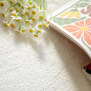 Moquette ultra douce Pulse blanc crème, texture haut de gamme dans ambiance naturelle