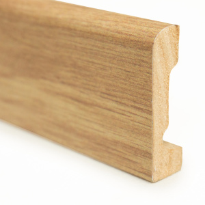 Plinthe décor bois Modèle F montrant le contour du profil et l’aspect de surface
