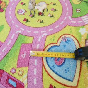 Moquette circuit voiture enfant shopping gros plan sur route et décor coloré