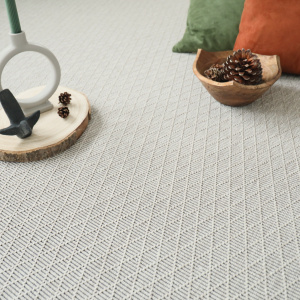 Moquette tissé plat Timika Blanc craie avec coussin et accessoires dans une ambiance cosy et naturelle