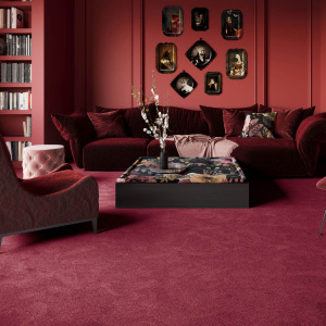 Moquette ultra douce Pulse Rouge grenat dans un salon feutré, confort enveloppant et ambiance chaleureuse