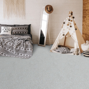 Moquette Re-cycle Gris argent en situation avec tente tipi et ambiance cocooning
