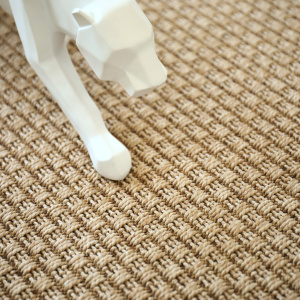 Moquette tissé plat Natté Sumatra Naturel avec texture tressée et objet décoratif panthère