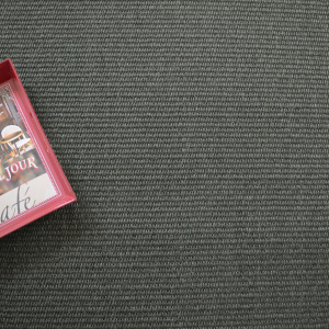 Tapis en sisal naturel foncé – ambiance déco chic avec plateau