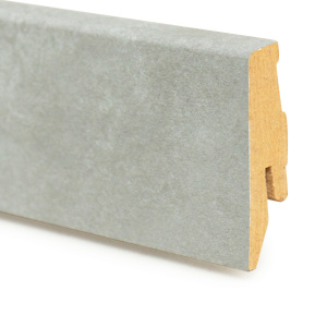 Vue de la plinthe grise pour sol stratifié Pierre Gris Étoile, illustrant la finition texturée et la forme du bord supérieur