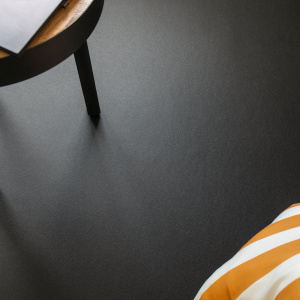 Sol Vinyle Essentiel Color Uni noir, sol effet lino noir dans une décoration contemporaine raffinée