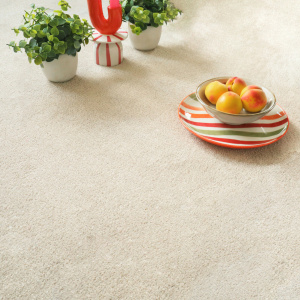 Tapis polyester recyclé Re-cycle vanille dans une ambiance déco naturelle