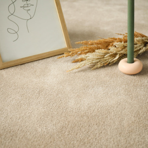Moquette douce Hypnose Beige nude avec mise en scène cosy aux tons naturels