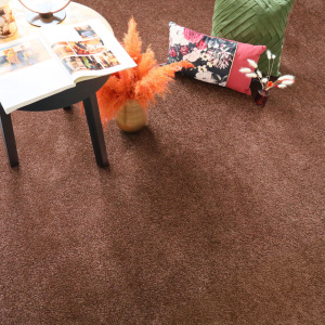 Revêtement de sol moquette Lumicolor marron auburn dans une ambiance déco moderne