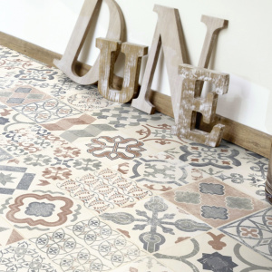 Tapis sur mesure Vinyle Carreaux de ciment - Naturel en pièce à vivre lumineuse