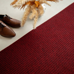 Tapis de propreté rouge bordeaux, effet texturé et allure moderne