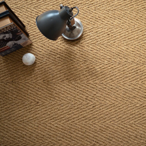 Tapis sur mesure Coco Paravan - texture chevron en fibres naturelles dans une ambiance déco