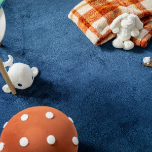 Moquette polyamide bleu nuit Pulse, ambiance douce et cosy en chambre d'enfant