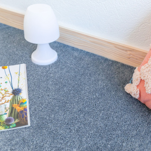 Moquette ultra douce Kawaii Bleu doux avec coussin floral et lampe blanche dans une ambiance cosy