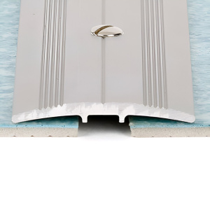 Barre de seuil Romus demi bombée en aluminium posée entre deux sols de même niveau