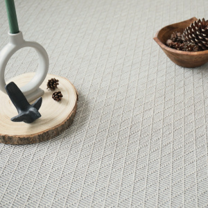 Moquette Timika Blanc craie avec motif losanges et objets déco dans une ambiance minimaliste