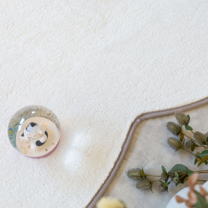Tapis Miaou - Chat Kawai - Blanc doux, détail du velours ras et du galon gris légèrement contrastant
