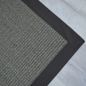 Tapis Sisal Quintana anthracite ganse coton noire - Coin