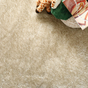 Zoom sur la texture enveloppante de la moquette épaisse Éclat FusionBac beige